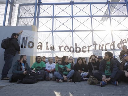 Protesta al CIE de la Zona Franca.