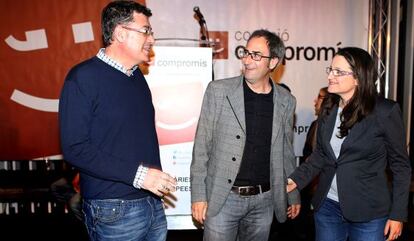 Jordi Sebastià (en el centro), entre Enric Morera y Mònica Oltra.