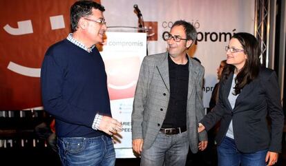 Jordi Sebasti&agrave; (en el centro), entre Enric Morera y M&ograve;nica Oltra. 