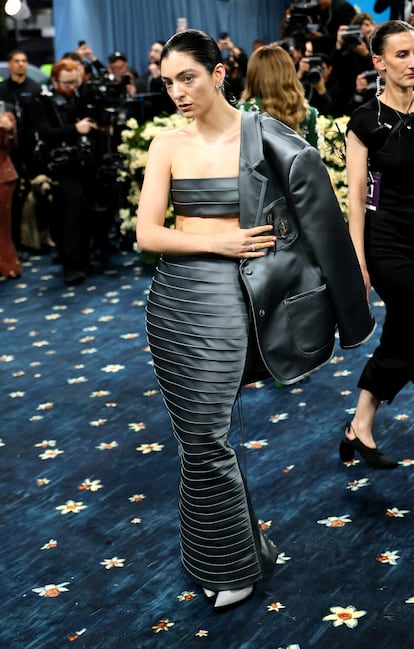 La cantante neozelandesa Lorde llegó con un modelo metalizado.