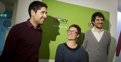 David Cid (i), Marta Ribas (centro) y Ernest Urtasun (i) en la sede de ICV.