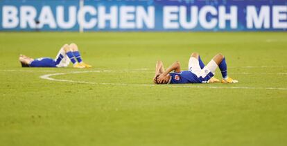 Benito Raman y Malick Thiaw, del Schalke, tras la derrota ante el Arminia.