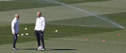Zidane habla con Antonio Pintus, el preparador físico, en el entrenamiento de este sábado.