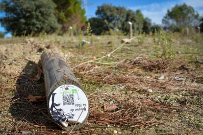 Estacón con código QR caído en el Bosque de La Vida.