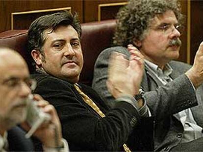 Los diputados de ERC Joan Puigcercós y Joan Tardà aplauden en un momento del debate parlamentario.