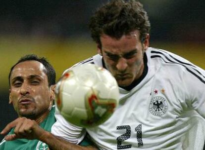 Metzelder cabecea el balón en un partido con la selección alemana.