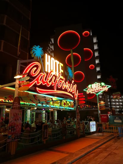 Fachada del bar Hotel California por la noche, en Benidorm.