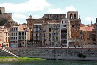 La catedral de Tortosa parapetada pels edificis ara enderrocats.