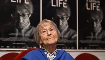 Brunhilde Pomsel, en un cine en M&uacute;nich en 2016 ante el p&oacute;ster del documental sobre ella. 