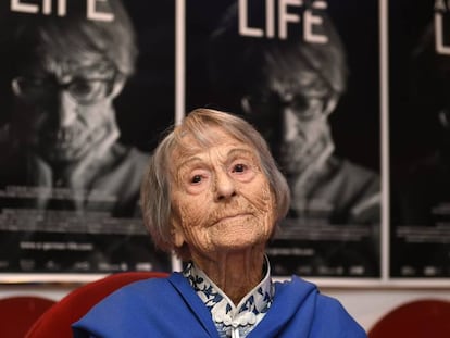 Brunhilde Pomsel, en un cine en M&uacute;nich en 2016 ante el p&oacute;ster del documental sobre ella. 