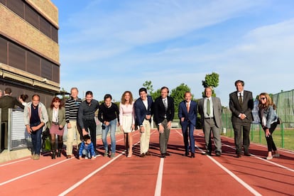 Foto de 2017 en la pista de atletismo del Colegio Virgen de Europa, con ocasión de una cesión de uso que hizo el centro al Ayuntamiento de Boadilla. El tercero por la derecha es el director, Enrique Maestú, y  el quinto es Antonio González Terol, entonces alcalde (del PP).