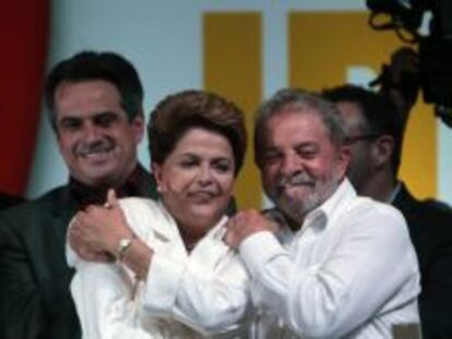 La presidenta reelecta brasile&ntilde;a, Dilma Rousseff, abraza al expresidente Luiz In&aacute;cio Lula da Silva, durante una rueda de prensa el domingo 26 de octubre de 2014, en la sede de su campa&ntilde;a en Brasilia (Brasil) tras ser  reelegida para un segundo mandato de cuatro a&ntilde;os