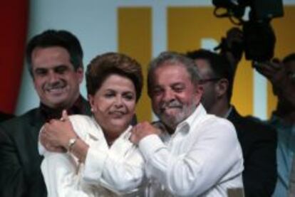 La presidenta reelecta brasileña, Dilma Rousseff, abraza al expresidente Luiz Inácio Lula da Silva, durante una rueda de prensa el domingo 26 de octubre de 2014, en la sede de su campaña en Brasilia (Brasil) tras ser reelegida para un segundo mandato de cuatro años