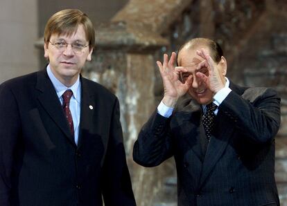 El primer ministro italiano, Silvio Berlusconi, bromea con la prensa en presencia de su colega belga , Guy Verhofstadt durante la cumbre de Laeken. en diciembre de 2001.