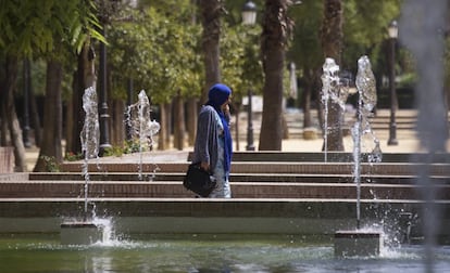 Una mujer con hiyab, en Sevilla. 