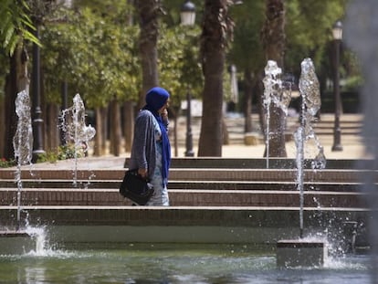 Una mujer con hiyab, en Sevilla. 