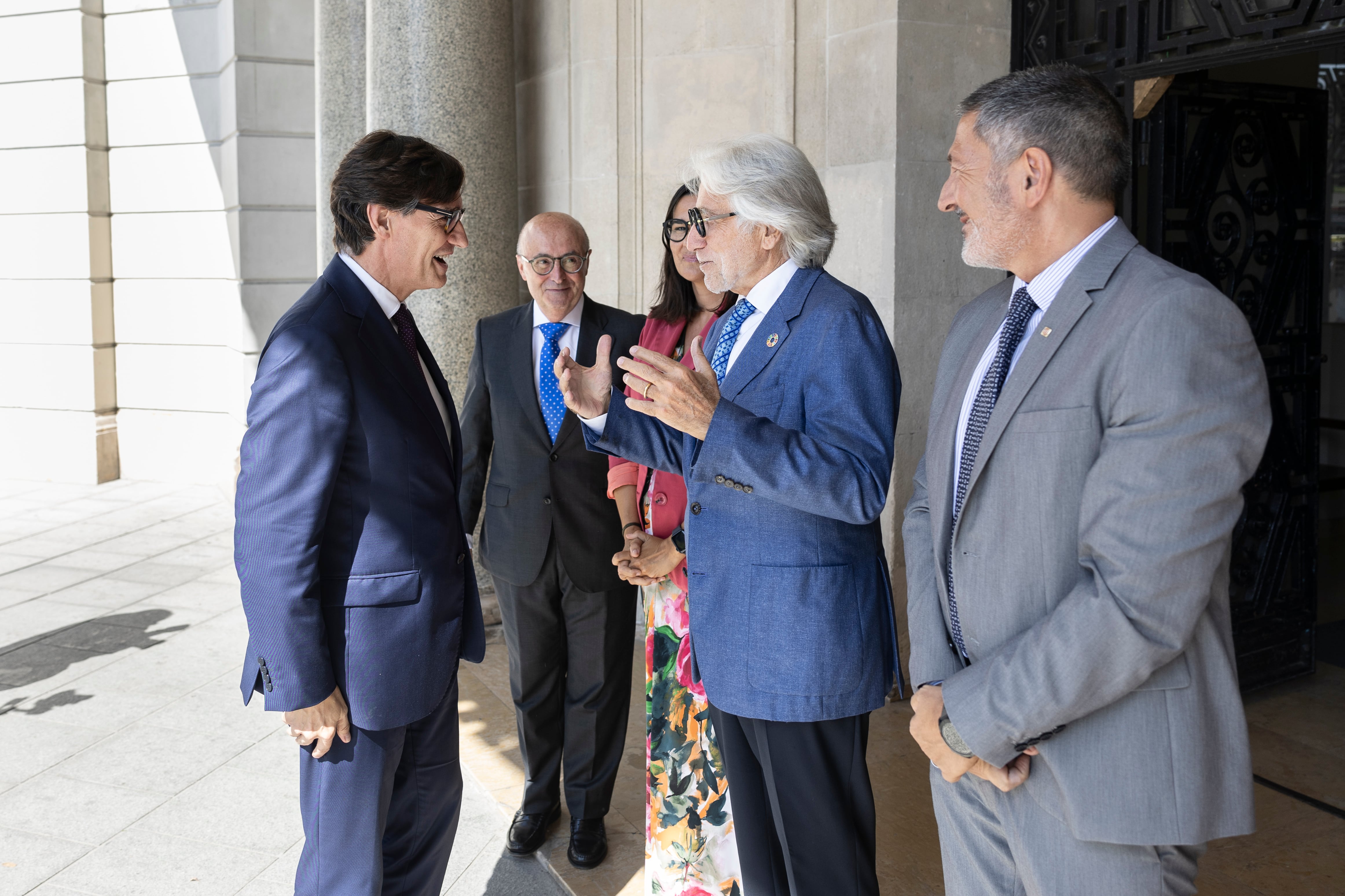 El presidente de Foment del Treball  Josep Sánchez Llibre, el conseller Miquel Sàmper, Mar Alarcón y Joan Roget, reciben el presidente de la Generalitat Salvador Illa en la puerta de la sede de Foment.