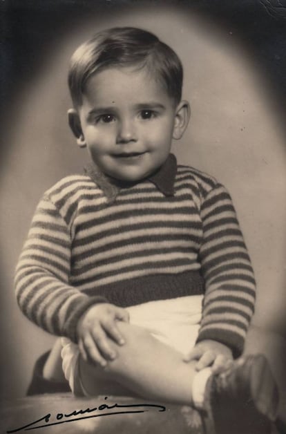 El cantautor Joan Manuel Serrat, de 77 años, nació en Barcelona en 1943. Esta foto de su infancia abre el libreto de 'Antología desordenada', recopilatorio de 2014.