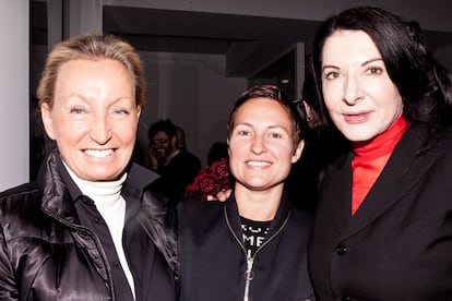 Las coleccionistas de arte Martha y Deborah Postigo con Marina Abramovic.