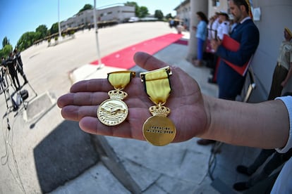 Detalle de las medallas que reconocen las labores de rescate durante la dana.