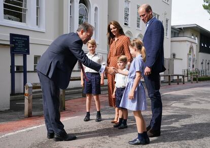 Jorge, Carlota y Luis de Cambridge, con sus padres, Guillermo de Inglaterra y Kate Middleton, son recibidos por el director de la escuela Lambrook, Jonathan Perry, el 7 de septiembre de 2022.