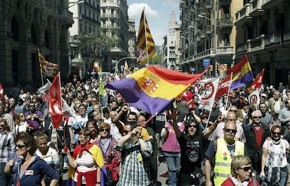 Miles de ciudadanos se manifestaron este mediodía por el centro de Barcelona, en una manifestación reivindicativa convocada por los sindicatos mayoritarios en conmemoración del 1º de Mayo.