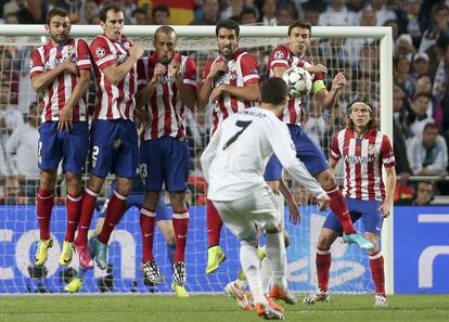 Cristiano Ronaldo lanza una falta contra la porter&iacute;a del Atl&eacute;tico.