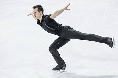 El canadiense Patrick Chan, que acabó con la tercera mejor nota, realiza una transición.