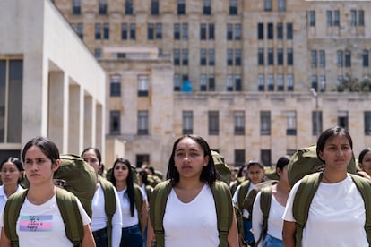 Mujeres reclutas del servicio militar voluntario durante la ceremonia de recibimiento.