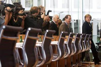 De izquierda a derecha, Edmund Stoiber (CSU), Franz Müntefering (SPD) y Angela Merkel (CDU), antes de iniciar su conferencia de prensa en Berlín.