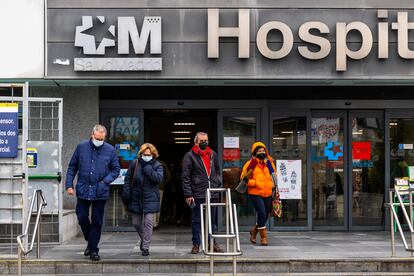 Personas con mascarillas salen del hospital de La Paz, en Madrid, el 9 de enero de 2024.