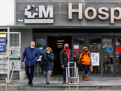 Personas con mascarillas salen del hospital de La Paz, en Madrid, el 9 de enero de 2024.