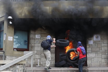 Algunos protestantes queman llantas en la entrada principal de la Embajada de Estados Unidos en Tegucigalpa, Honduras. La manifestación fue organizada por maestros y médicos quienes se oponen a unas leyes sobre salud y educación.