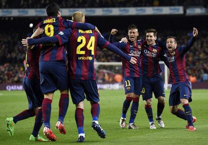 Jugadores del Barcelona celebrando un gol.