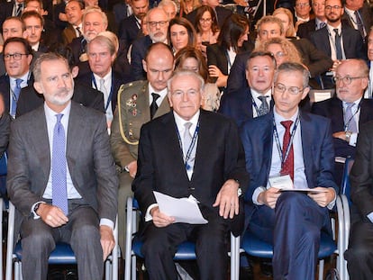 Isidro Fainé, presidente de la Fundación CEDE, entre el rey Felipe VI y el gobernador del Banco de España, Pablo Hernández de Cos.