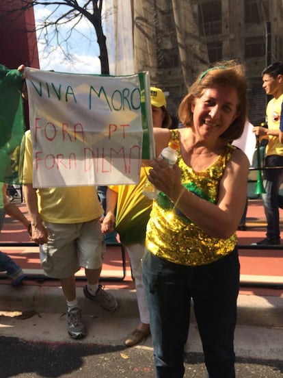 El juez Sergio Moro es el más aclamado de este domingo. Varios carteles llevan su nombre. La ingeniera Ana Maria Iten llevaba un letrero que dice: “Viva Moro, Fuera PT y Dilma”. Ella, sin embargo, no está a favor de que se inicie un proceso de destitución en contra de la persidenta. "Ella tiene que reparar su propia mierda".