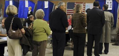 Varias personas esperan para votar en las elecciones legislativas de mitad del mandato presidencial