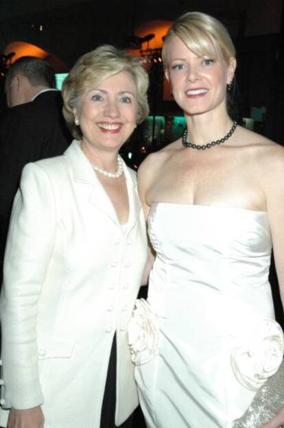 Hilary Clinton y Eve Chilton, en una imagen de 2004.
