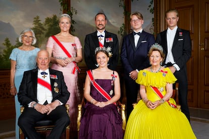 Arriba, de izquierda a derecha: Marit Tjessem (madre de Mette-Marit), la princesa Mette-Marit, el príncipe Haakon, Marius Borge Høiby y el príncipe Sverre Magnus. Abajo, de izquierda a derecha: El rey Harald, la princesa Ingrid Alexandra y la reina Sonia, durante la celebración del 18º cumpleaños de Ingrid Alexandra en el Palacio de Oslo, el 17 de junio de 2022.