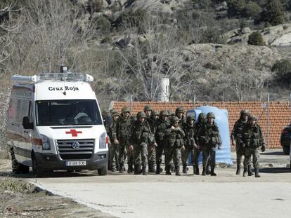 Una ambulancia entra en el cuartel de Hoyo de Manzanares el día del accidente.