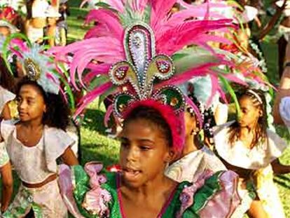 Camila Vila-bispo, de 10 años, dirige un grupo de niños de la escuela de samba La Mangueira.