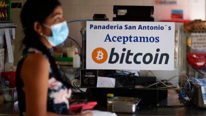 Una mujer compra alimentos en un establecimiento que acepta pagos en bitcoin en Santa Tecla (El Salvador).