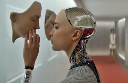 Alicia Vikander interpreta a un robot humanoide en la película 'Ex Machina'.