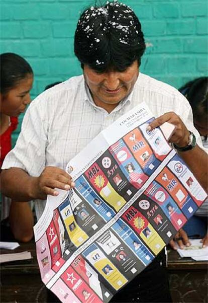 El presidente Evo Morales enseña una papeleta ayer en El Chapare.