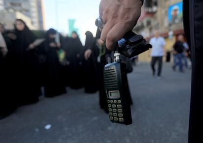 Un hombre sostiene en Beirut (Lbano) un walkie-talkie con el logotipo de la firma japonesa Icom, ayer jueves.