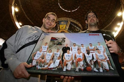 José Manuel Calderón (a la izquierda) y Luis Scola muestran una fotografía del Tau al completo.