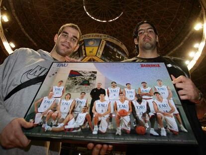 José Manuel Calderón (a la izquierda) y Luis Scola muestran una fotografía del Tau al completo.