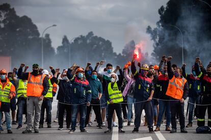 Concentración de trabajadores de Alcoa el 25 de septiembre a la entrada de la planta de la compañía en Cervo (Lugo).