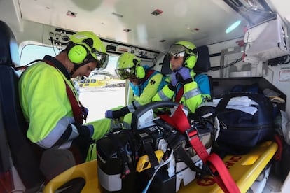 "Un helicóptero me salvó la vida”, explica Joao Luis Veiga, de 55 años. “Me dio un infarto cuando vivía en Gargantilla de Lozoya (en la Sierra Norte), mi mujer llamó al 112 y me trasladaron en pocos minutos a La Paz. Si me hubieran mandado una ambulancia no habría llegado a tiempo”, rememora. En la foto, tres sanitarios en la cabina del helicóptero.