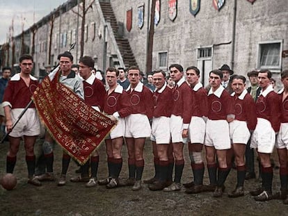 Selección de fútbol de la URSS en 1926. La foto fue coloreada posteriormente.